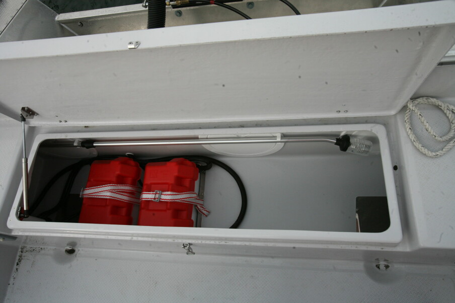 STUVEROM: Under benken akter er det stort stuverom og plass for to batterier. Aktre lanternemast har plass her når den ikke er i bruk.