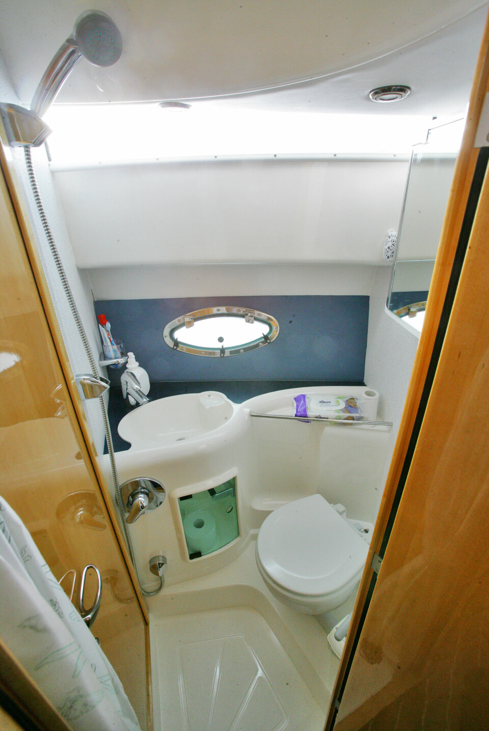LITT TRANGT: Toalettrommet er lyst og delikat, men det er litt i snaueste laget, særlig når man skal dusje.