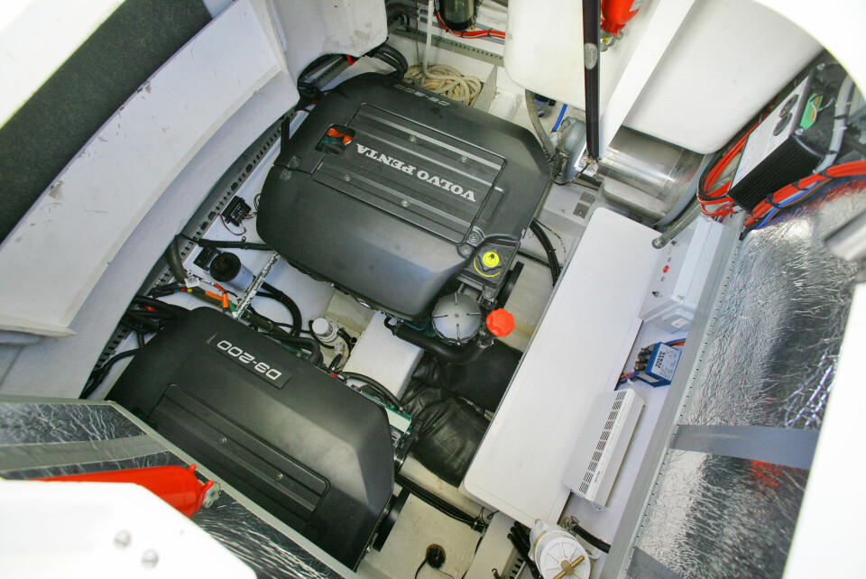 NYE: Etter en del problemer med Volvo Penta D3-motorene, fikk eieren nye motorer installert i 2013. 2xD3-200 er en meget vellykket motorpakke i denne båten.
