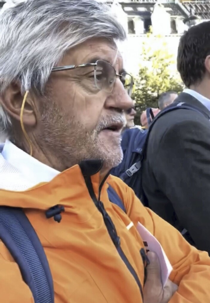 DEMONSTRANT: Ertec-sjefen Geir Søraker stilte seg opp foran Stortinget i går for å demonstrere mot de skyhøye strømprisene. Foto: Privat. DEMONSTRANT: Ertec-sjefen Geir Søraker stilte seg opp foran Stortinget i går for å demonstrere mot de skyhøye strømprisene. Foto: Privat.
