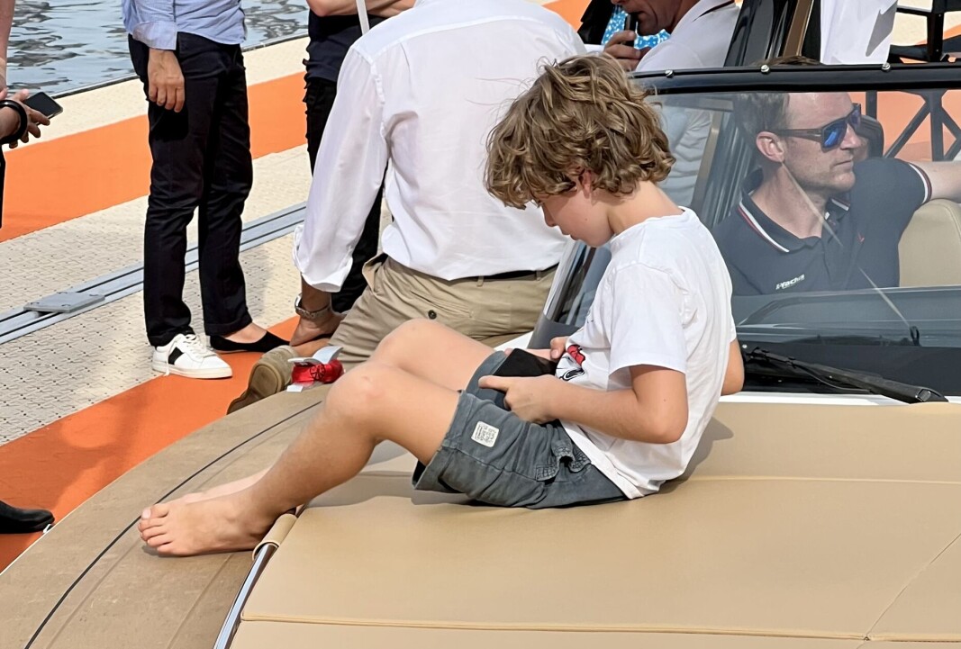 EGEN VERDEN: En liten gutt på dekket av en båt i Cannes er mer oppslukt av en iPhone enn av livsstilen båtene forsøker å lokke med. EGEN VERDEN: En liten gutt på dekket av en båt i Cannes er mer oppslukt av en iPhone enn av livsstilen båtene forsøker å lokke med.