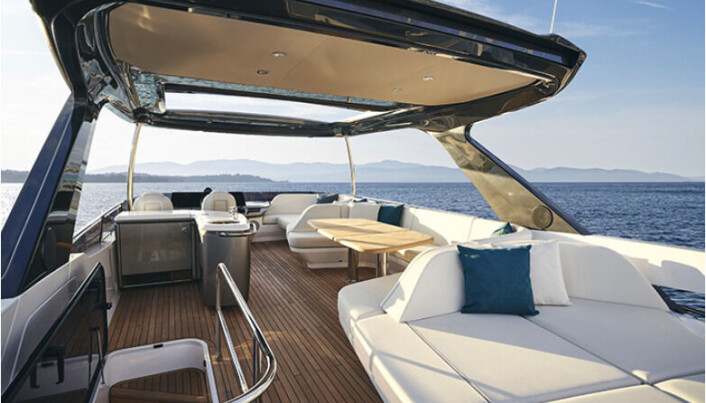 FLYBRIDGE: Mange sosiale soner preger layouten på flybridge, med en sentralt plassert wet-bar bak førerposisjonen. FLYBRIDGE: Mange sosiale soner preger layouten på flybridge, med en sentralt plassert wet-bar bak førerposisjonen.