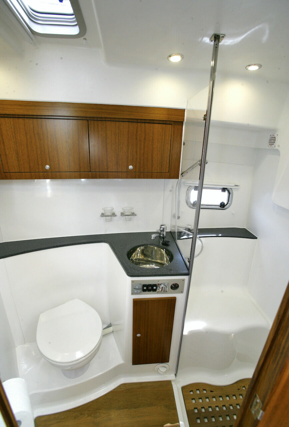 LEILIGHET: Toalettrommet er adskilt fra dusjavdelingen med en skillevegg. Et herlig baderom med masse plass.