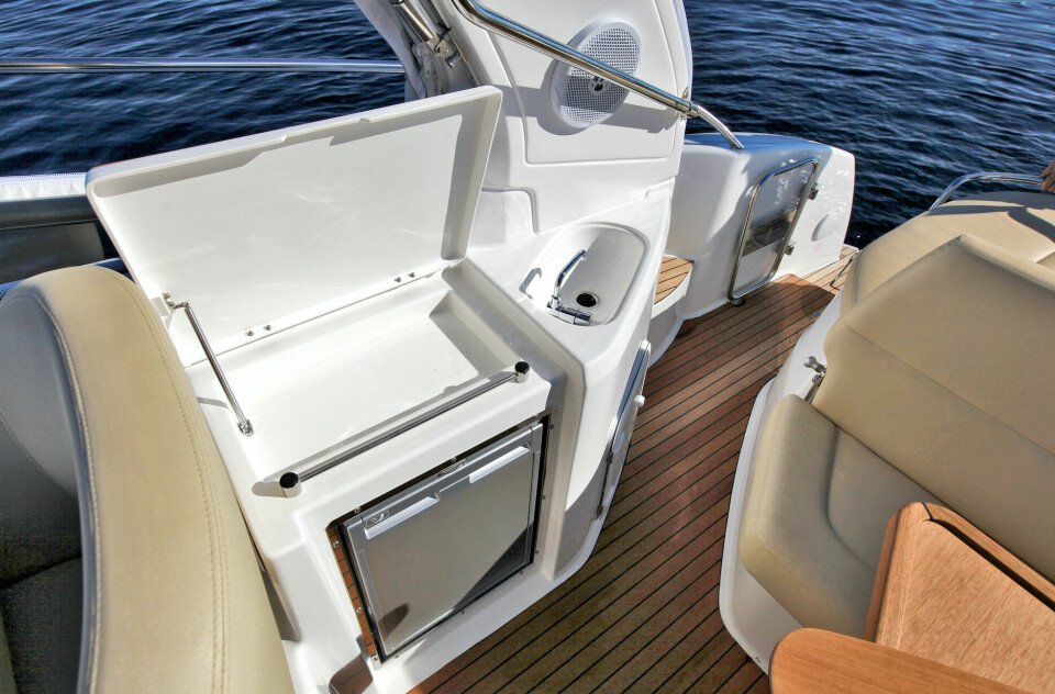 MINIBYSSE: Båten har en minibysse ved utesalongen, med kjøleskap, mulighet for gassbluss og vask.