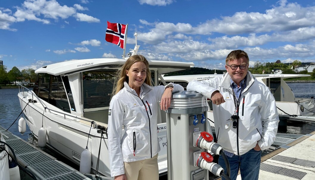 KREVENDE: Daglig leder Nora Sjögren Johre og styreleder Ernst Terje Jakobsen har satset frisk på elektriske kanalbåter i Porsgrunn. Nå kobles strømmen fra og båtene legges i opplag for vinteren på grunn av blodrøde tall og høye strømpriser.