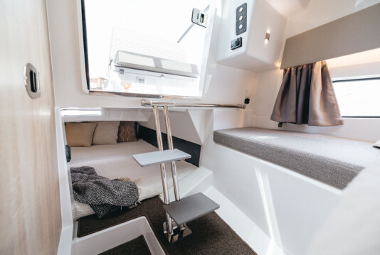 STIKKABIN: Utnyttelsen av plass under dekk utvider bruksområdet til denne «daycruiseren» STIKKABIN: Utnyttelsen av plass under dekk utvider bruksområdet til denne «daycruiseren»