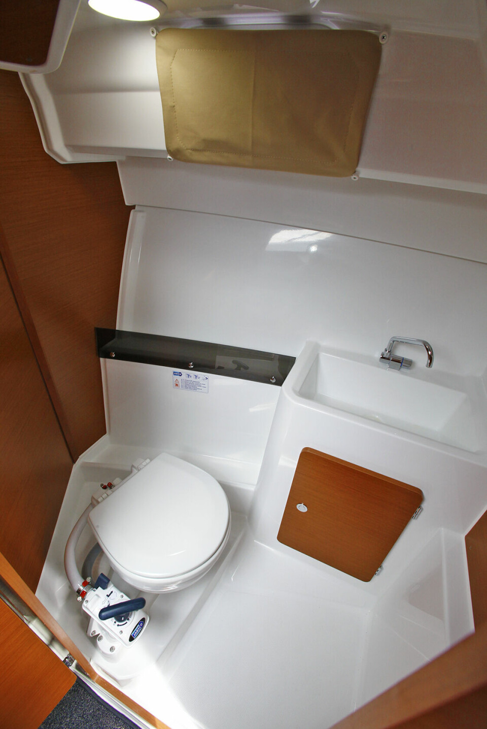 ROMSLIG: Merry Fisher 795 har et velfungerende toalettrom med sjøvannstoalett og servant.