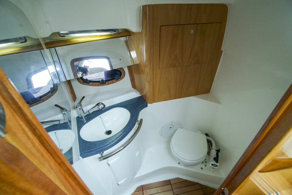 DET LILLE ROM: Toalettet er komplett utstyrt med servant og sjøvannstoalett, samt skap for oppbevaring.