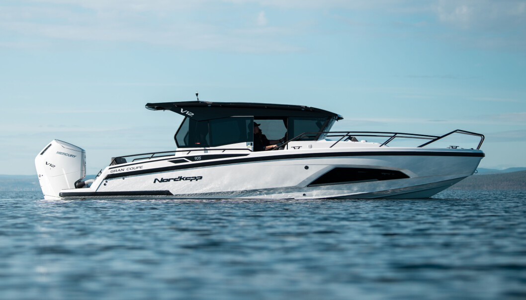 OPPGRADERT: Våren 2023 kommer Nordkapp 905 Gran Coupe i en egen V12-versjon med Mercurys 600-hester på hekken. OPPGRADERT: Våren 2023 kommer Nordkapp 905 Gran Coupe i en egen V12-versjon med Mercurys 600-hester på hekken.