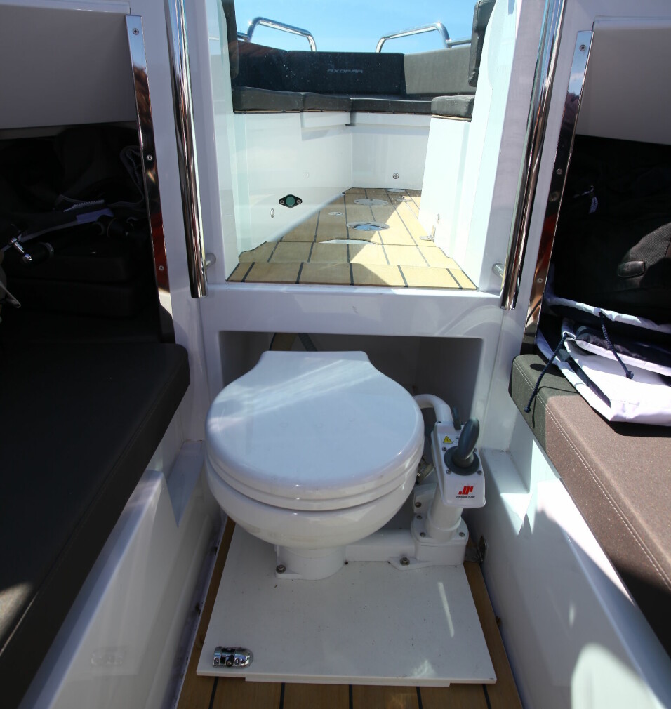 OFFENTLIG: Båten har uttrekkbart toalett som egner seg best i folketomme naturhavner.