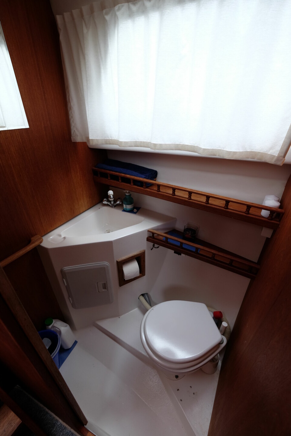 FULL STÅHØYDE: Toalettrommet har delvis støpt innredning og dusjmulighet
