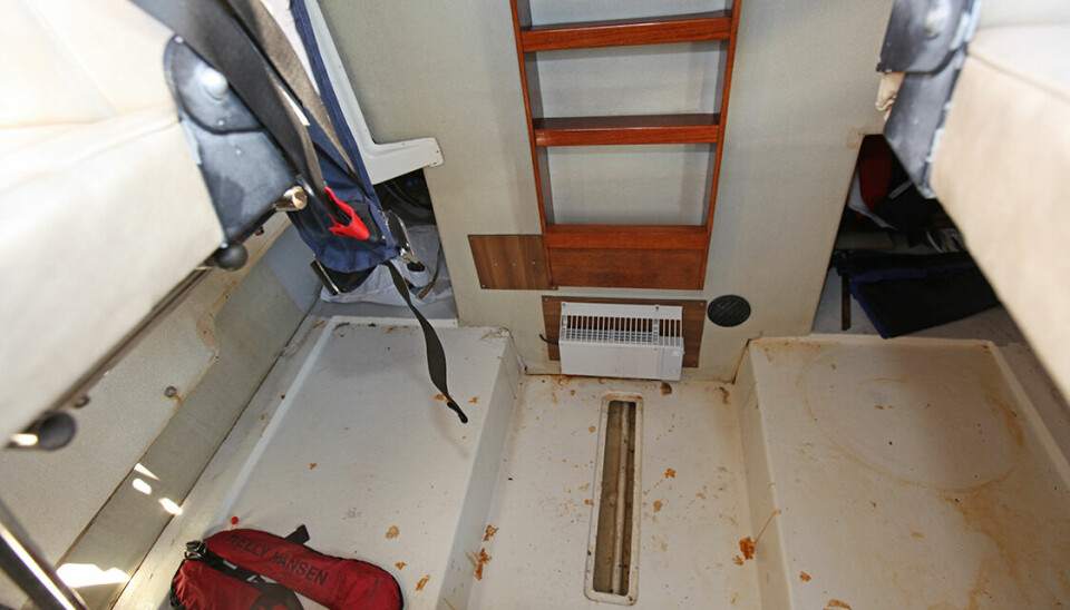 TO KØYER: Under dekk akter er det køyeplass til fire personer i to langsgående køyer. I testbåten var madrassene fjernet på grunn av oppgradering av lugaren.