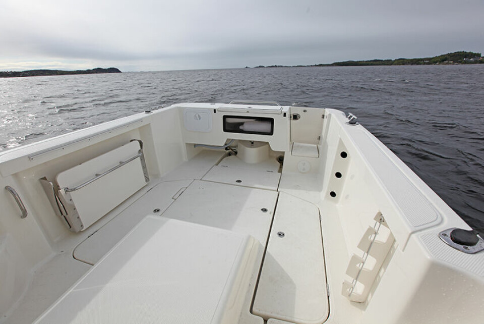 EKSTRA: En utfellbar benk er tilgjengelig som ekstrautstyr på styrbord side. Forøvrig er dekkslayouten rendyrket for fiske og transport.