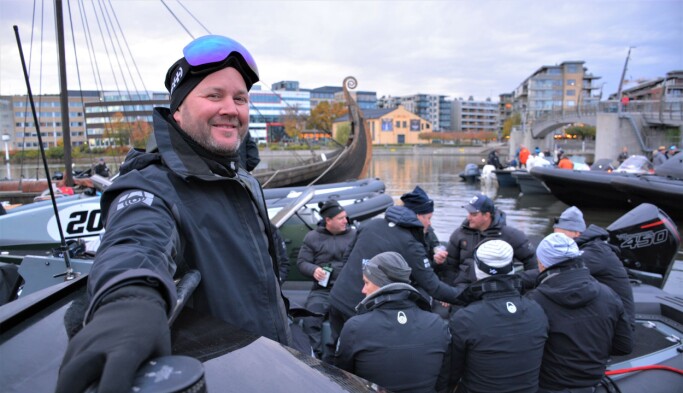 BÅTKOS: Selv om sesongen er på hell, er det fortsatt tid til båtliv. Vi koster oss på tur, sier Pål Østlie og resten av Goldhish-gjengen som i helgen dro over fjorden fra basen i Son. Foto: Knut-Erik Lahn/Tønsbergs Blad. BÅTKOS: Selv om sesongen er på hell, er det fortsatt tid til båtliv. Vi koster oss på tur, sier Pål Østlie og resten av Goldhish-gjengen som i helgen dro over fjorden fra basen i Son. Foto: Knut-Erik Lahn/Tønsbergs Blad.