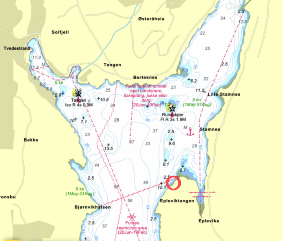PÅ LAND: Båten kjørte på land ved Epleviktangen i Tvedestrandsfjorden. (Gule Sider)
