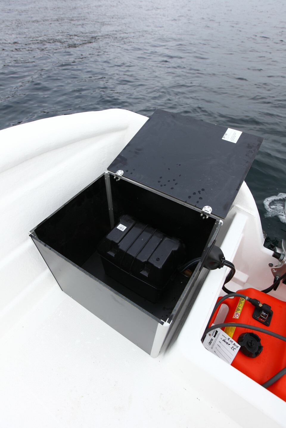 KASSER: Kassene akter gir blant annet plass til batteri og fungerer ogs som sittebenk i båten uten styrekonsoll.