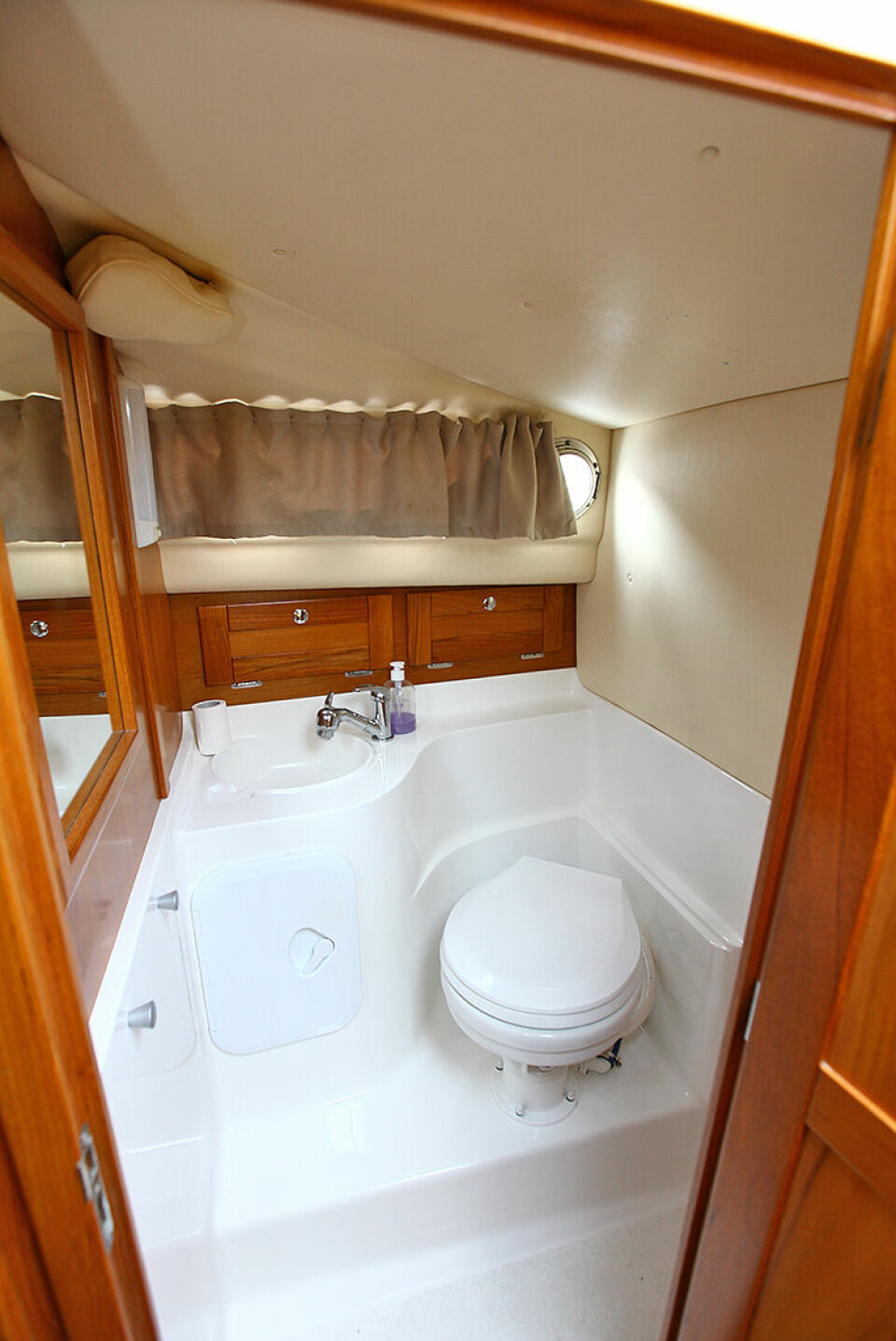 STÅHØYDE: Toalettrommet har tilnærmet full ståhøyde og god plass rundt det elektriske toalettet.