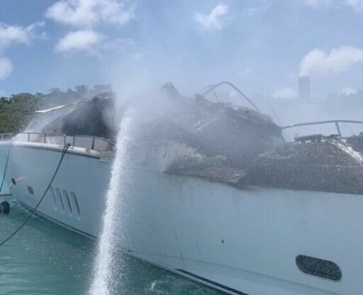 FLYTER FORTSATT: Yachten er fortsatt på egen kjøl etter endelsen, men bli sannsynligvis kondemnert. FLYTER FORTSATT: Yachten er fortsatt på egen kjøl etter endelsen, men bli sannsynligvis kondemnert.