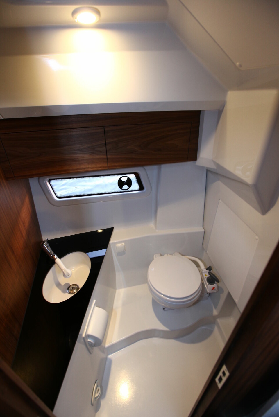KOMPLETT toalettrom med dusjmulighet er et pluss, men ventilasjonen bør bli bedre.