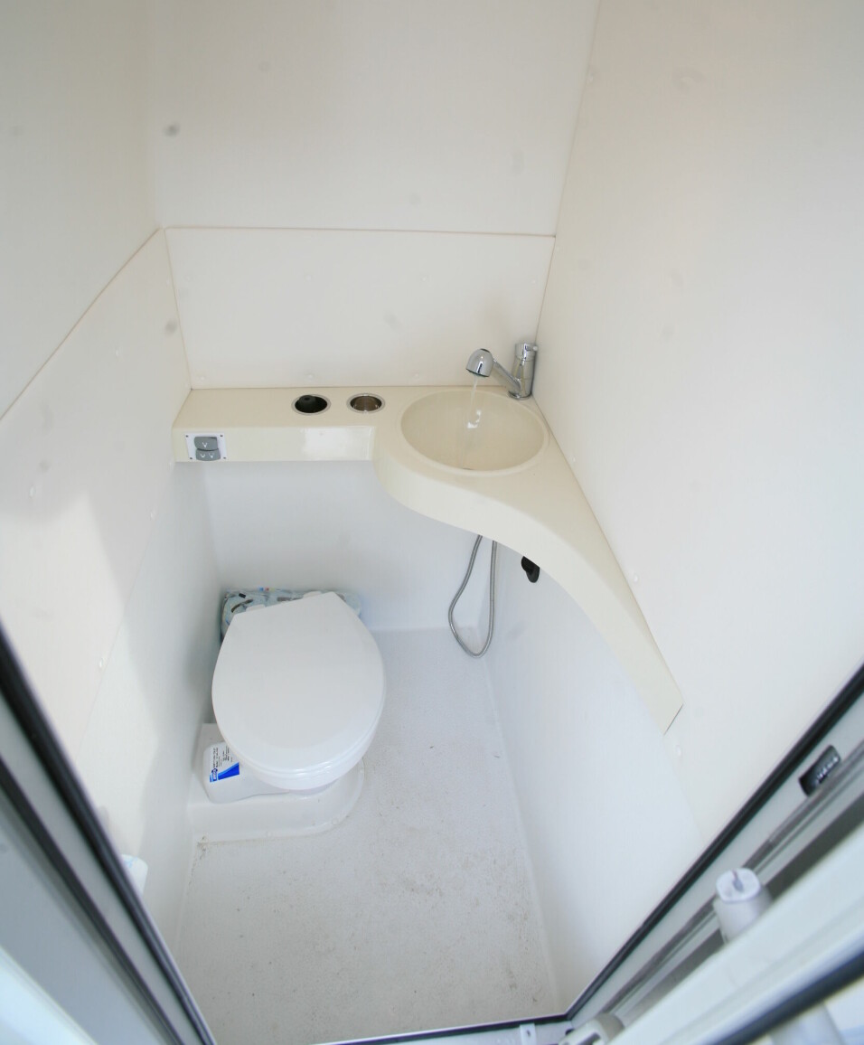 EKSTRA: Toalettrommet aktenfor styrhuset er ekstrautstyr. Her er både toalett og dusjmulighet.
