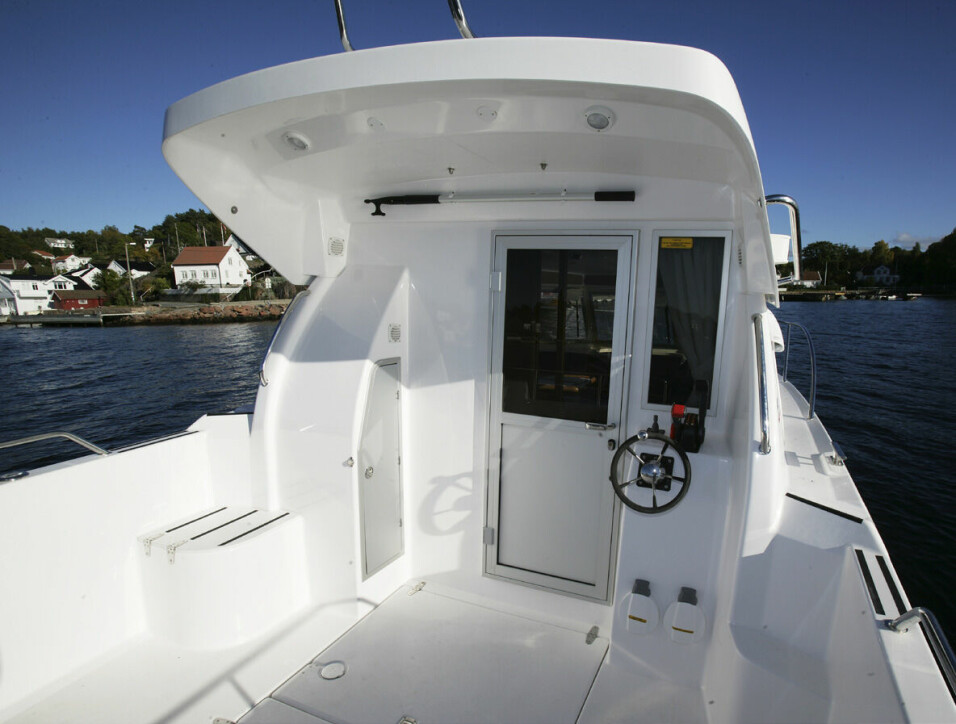 LANGT TAK: Hardtopen på Ardea 820 Combi er trukket langt akterover og gir god beskyttelse. Båten har utvendig førerplass og god adkomst ut på dollbordet.