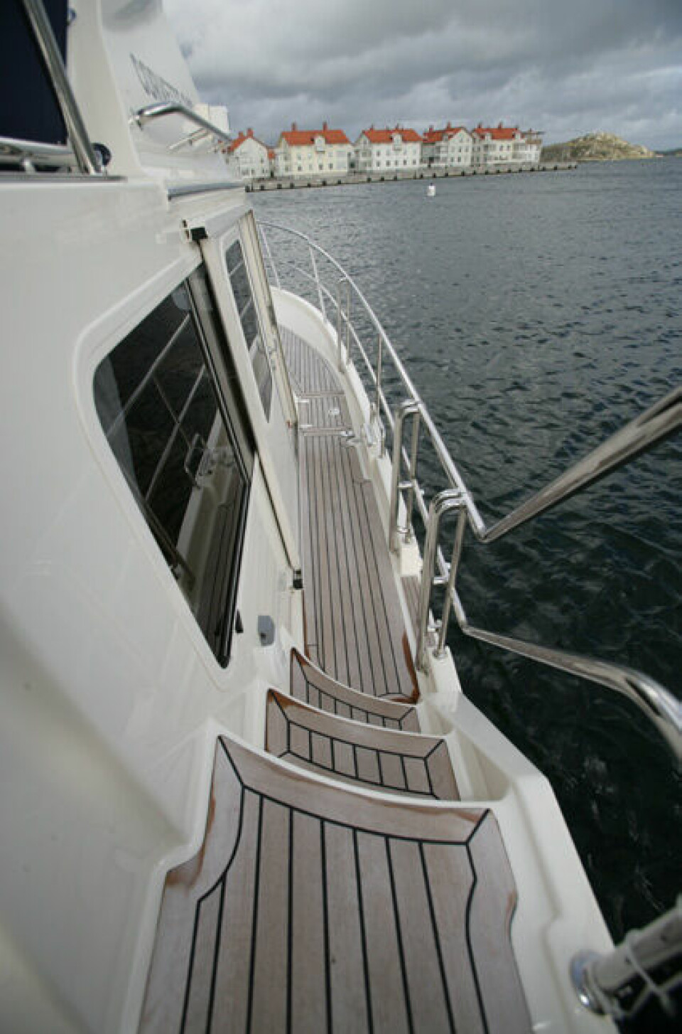BREDE SIDEDEKK:
Kombinasjonen brede sidedekk og kraftige rekker gjør
det meget enkelt og trygt å
bevege seg rundt på båten.