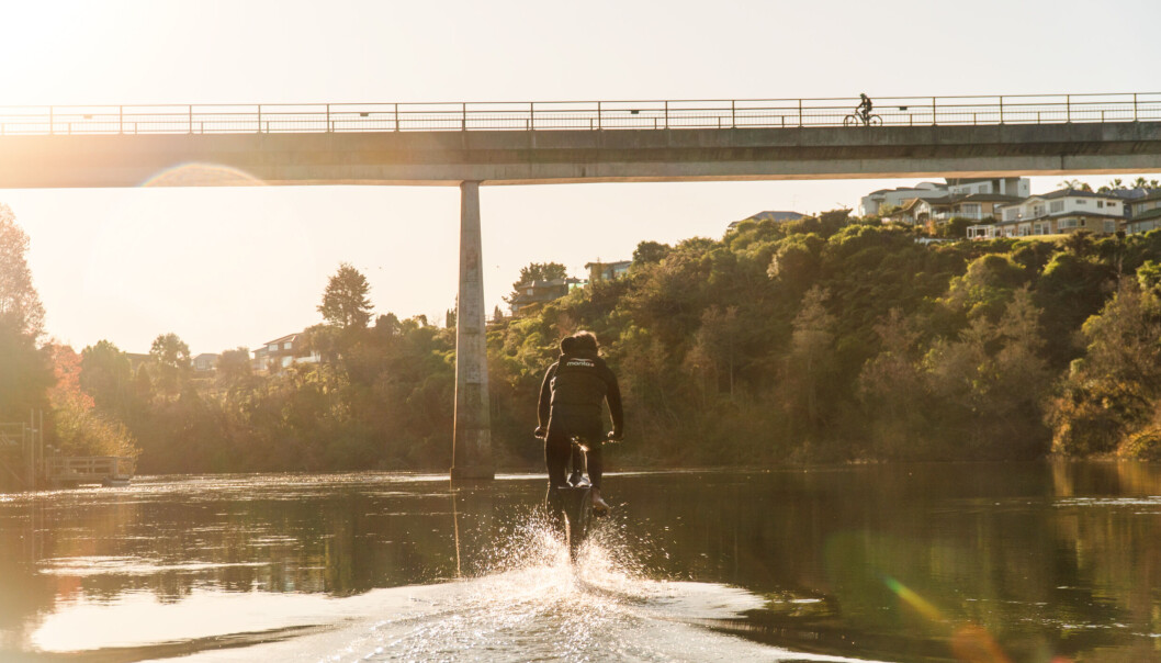 SYKKELTUR: Snart kan du møte på en syklist ute på fjorden. Foto: Produsent. SYKKELTUR: Snart kan du møte på en syklist ute på fjorden. Foto: Produsent.
