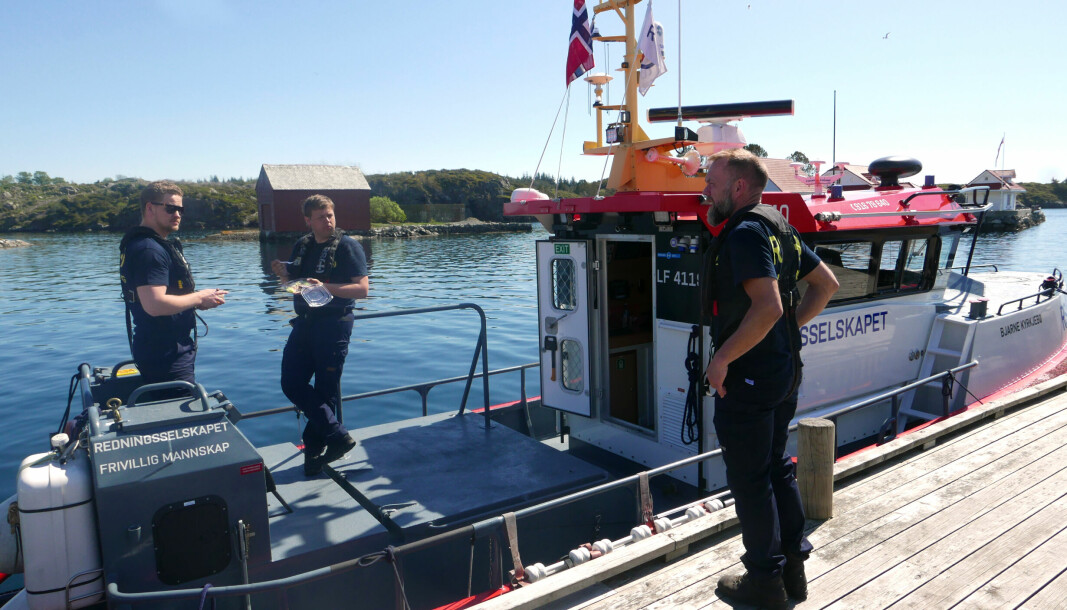 FRIVILLIGE. De mange frivillige i Redningsselskapet er en viktig del av kystberedskapen. På bildet RS «Bjarne Kyrkjebø» på besøk i Bakkasund, Austevoll en pinsedag i 2018, med mannskap fra Sjøredningskorpset.
