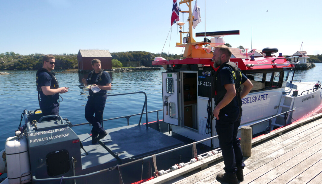 FRIVILLIGE. De mange frivillige i Redningsselskapet er en viktig del av kystberedskapen. På bildet RS «Bjarne Kyrkjebø» på besøk i Bakkasund, Austevoll en pinsedag i 2018, med mannskap fra Sjøredningskorpset. FRIVILLIGE. De mange frivillige i Redningsselskapet er en viktig del av kystberedskapen. På bildet RS «Bjarne Kyrkjebø» på besøk i Bakkasund, Austevoll en pinsedag i 2018, med mannskap fra Sjøredningskorpset.