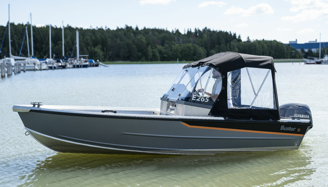 PRAKTISK: Med doble konsoller og kalesje kan også en liten båt bli mer komfortabel i styggevær.