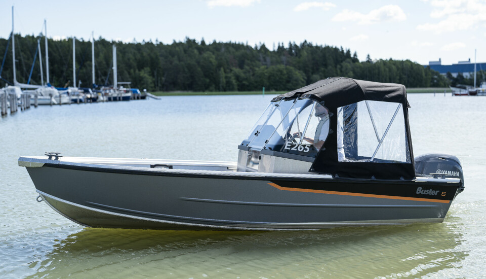 PRAKTISK: Med doble konsoller og kalesje kan også en liten båt bli mer komfortabel i styggevær.
