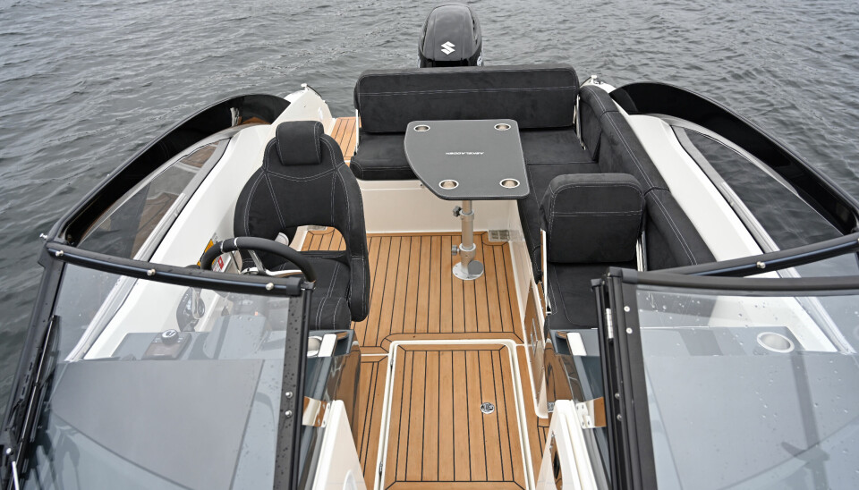 FIN FLYT: Med kun ett enkelsete på babord side får man en bred og bra gangflate gjennom båten mot badeplattformen. Bord og teak er ekstrautstyr.