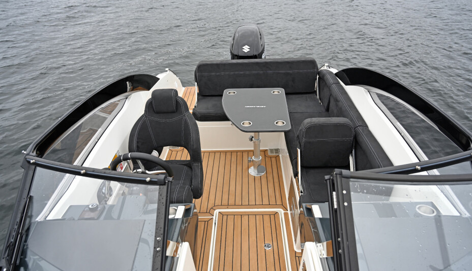 FIN FLYT: Med kun ett enkelsete på babord side får man en bred og bra gangflate gjennom båten mot badeplattformen. Bord og teak er ekstrautstyr.