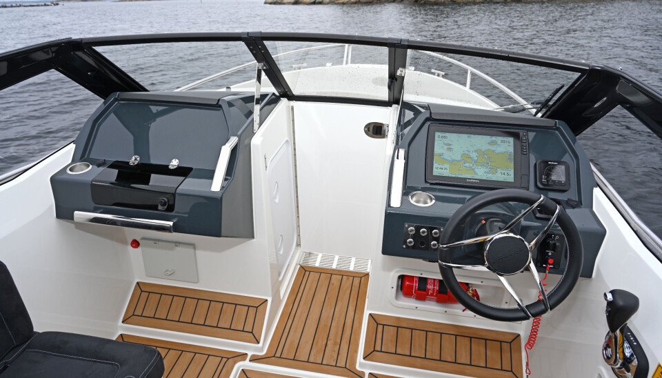 Utformingen av førerplassen i Askeladden C61 BR er elegant. Seastar-styring er standard, og konsollen har god plass til plotter, øvrige instrumenter og bryterpanel. Utformingen av førerplassen i Askeladden C61 BR er elegant. Seastar-styring er standard, og konsollen har god plass til plotter, øvrige instrumenter og bryterpanel.