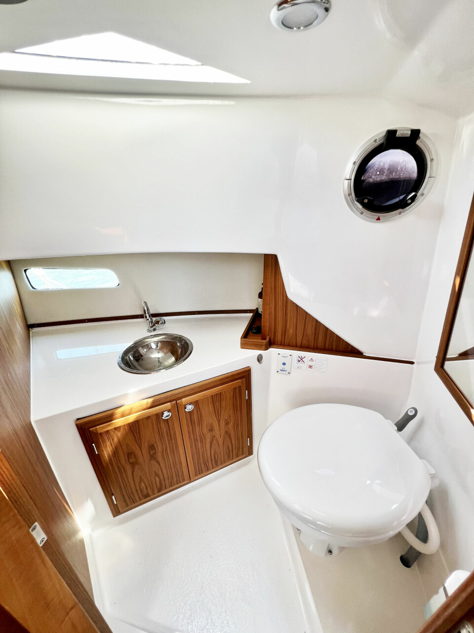 ROMSLIG: Westline 27 har et fullverdig toalettrom med sjøvannstoalett og greit med stueplass.