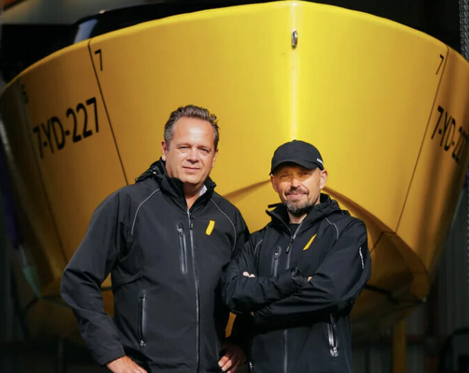 GRUNNLEGGERNE: Giel Groothuis og Godert van Hardenbroek står bak Edorado, her står de foran en testbåt.