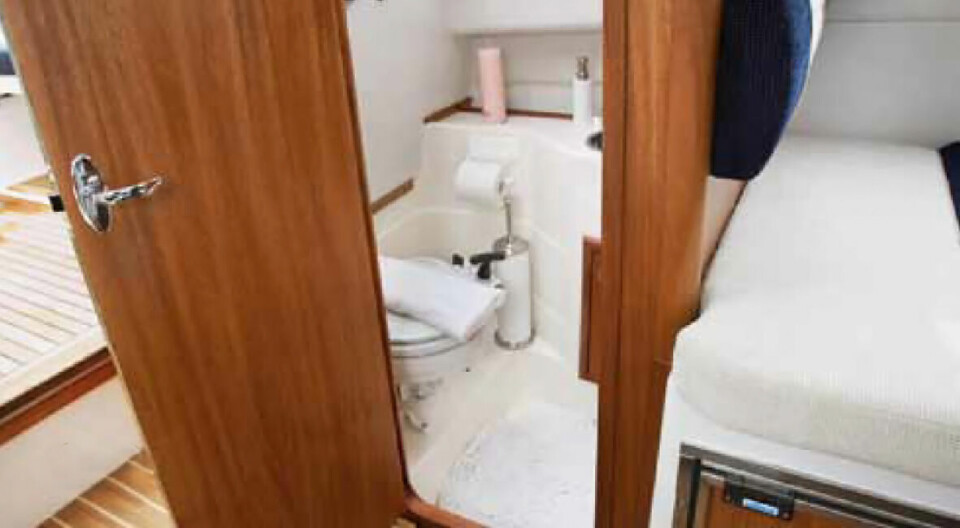 TOALETT: Toalettet er greit dimensjonert, med god takhøyde og dusjmulighet. Vinduene kan ikke
åpnes for ekstra lufting. Foto: Stein Viken