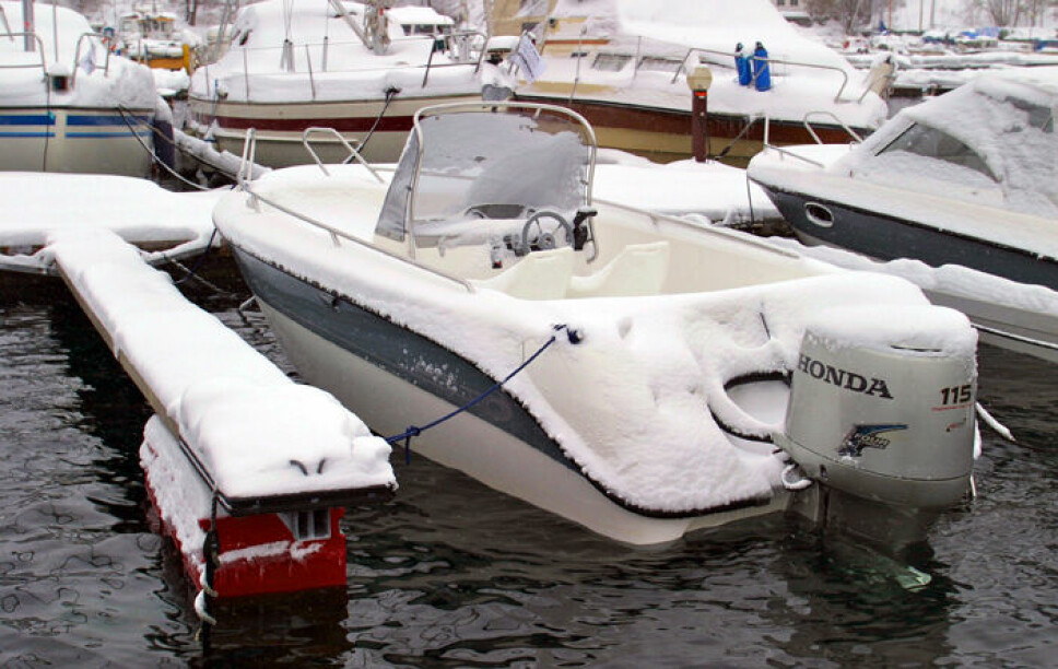 VINTERBÅT: Mange bruker båten om vinteren eller tar en tur på isen. Trivelige sysler, men med iskaldt vann er litt ekstra sikkerhetstankegang lurt.