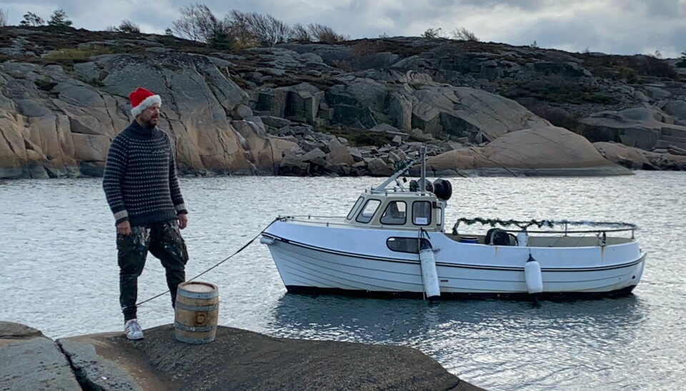 EIKEFAT: Årets «Jul på Driter´n» er fraktet i båt to ganger rundt holmen og i tillegg båret på kryss av øya, sier akevittgründer Magnus Stensvik Wilhelmsen. Foto: Privat.