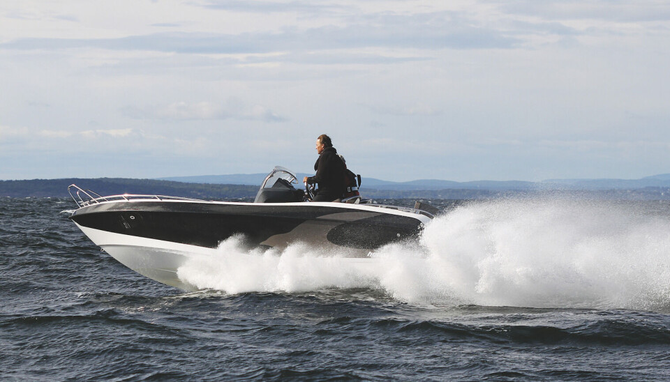 PENT: Hydrolift 22 SX går vakkert i sjøen. Det steppede skroget gjør skroget meget sportslig, og båten sitter som klistret til underlaget, selv når vi kastet den inn i sving i full fart. PENT: Hydrolift 22 SX går vakkert i sjøen. Det steppede skroget gjør skroget meget sportslig, og båten sitter som klistret til underlaget, selv når vi kastet den inn i sving i full fart.