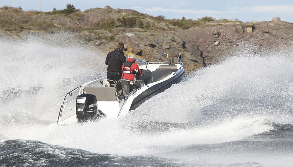 TØRR: Hydrolift 22SX er en meget tørr båt. Den kvitter seg med vannet selv i stor med- og motsjø. TØRR: Hydrolift 22SX er en meget tørr båt. Den kvitter seg med vannet selv i stor med- og motsjø.
