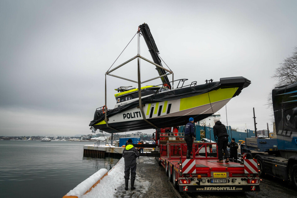 SJØSETTING: Etter utpakking kunne den 13 meter lange båten sjøsettes.