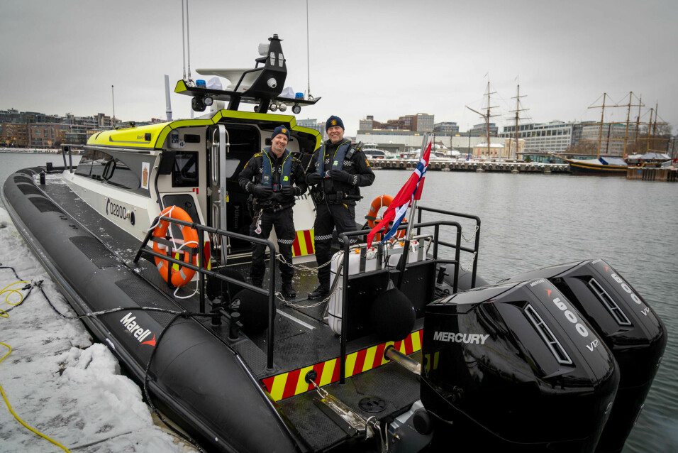JULESTEMNING: Terje Løvold og Eigil Haugen ser frem til å gjøre seg kjent med den nye båten med to V12 Verado-motorer på hekken.