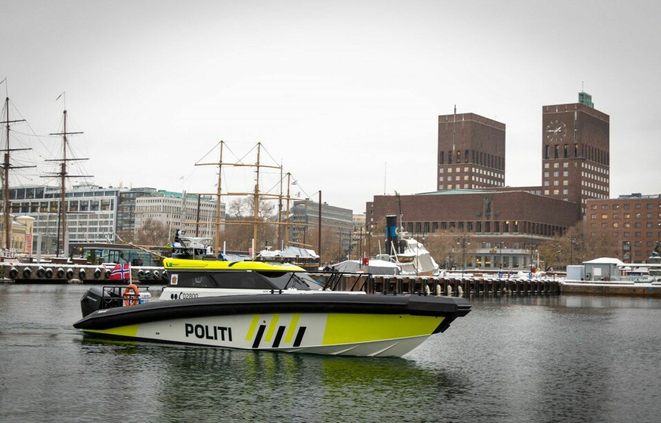 PRØVETUR: Eigil Haugen og Terje Løvold kunne ta seg en etterlengtet prøvetur med den nye politibåten i Oslofjorden denne uka.