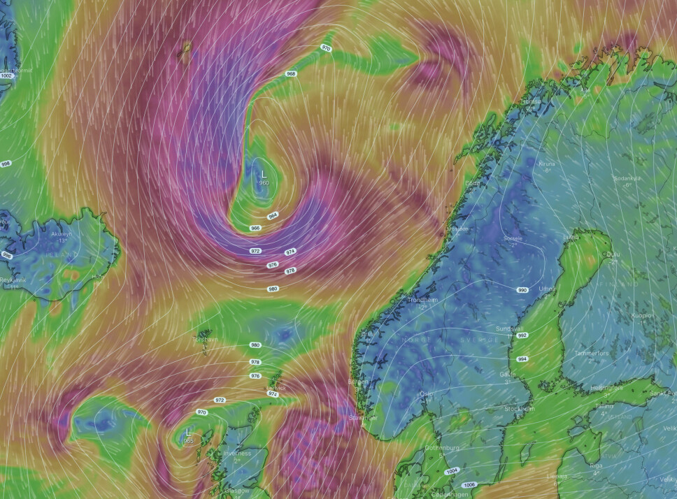 KAOTISK VÆRBILDE: Skjermbilde fra Windy viser situasjonen klokken 13:00 fredag. I løpet av de neste dagene vil en rekke lavtrykk ramme hele Norges kyst.