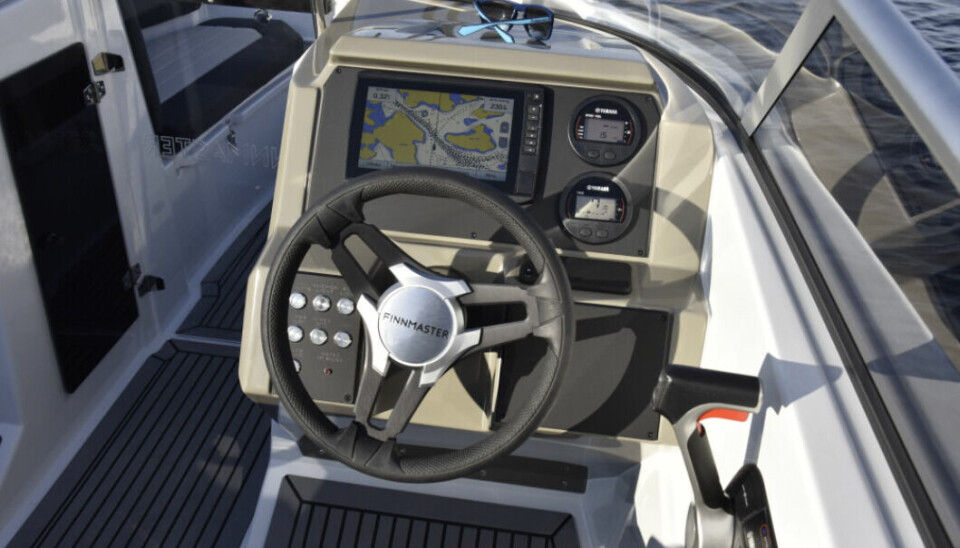 FUNKSJONELT i R6: Førerplassen er elegant med bra fargevalg som ikke gir reflekser i vindskjermen. Kartplotter og separate motorinstrumenter er standard FUNKSJONELT i R6: Førerplassen er elegant med bra fargevalg som ikke gir reflekser i vindskjermen. Kartplotter og separate motorinstrumenter er standard