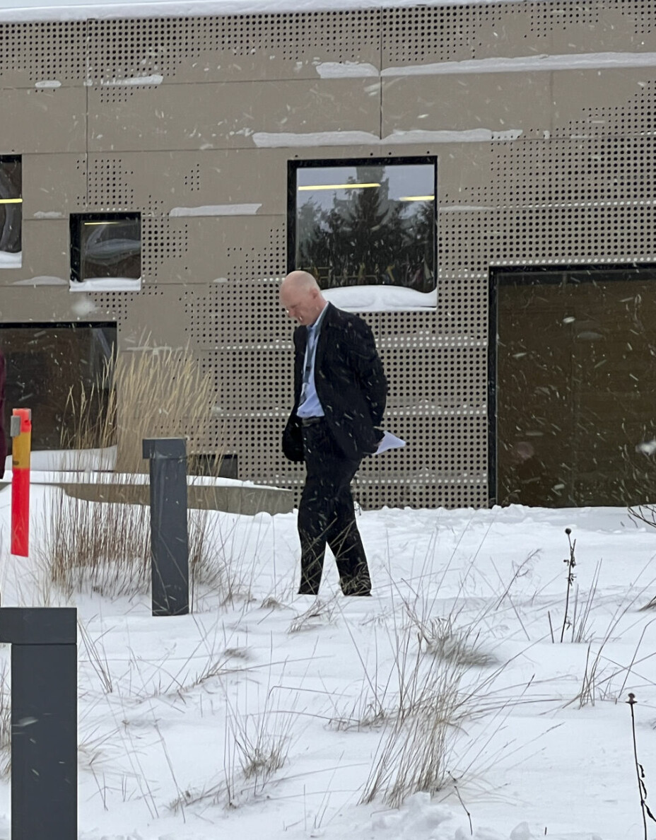 DIREKTØREN: Direktør for Meteorologisk Institutt, Roar Skålin, trosser uværet etter endt arrangement.