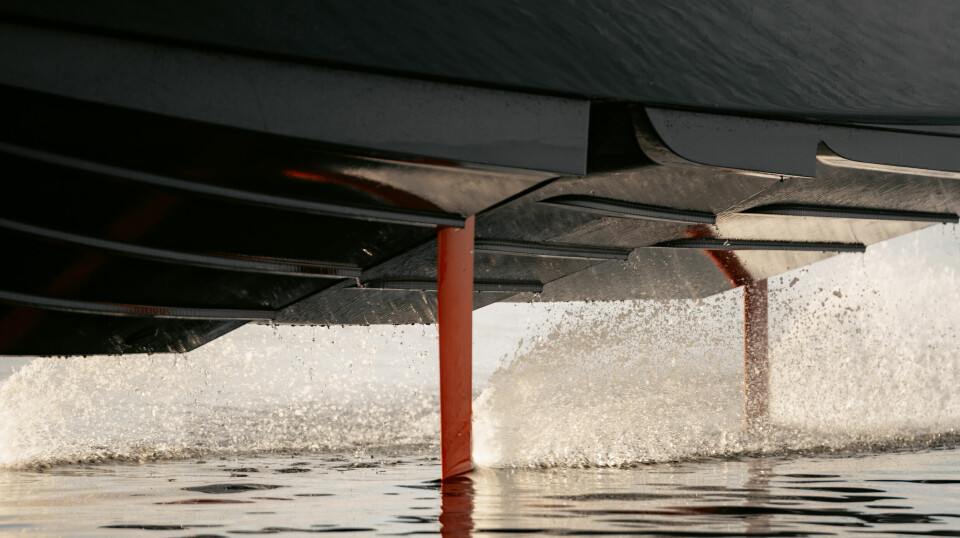 FOIL OG POD: Candela sine båter 'flyr' over vannet ved hjelp av elektronisk styrte foiler og deres egenutviklede, torpedolignende pod-motor.