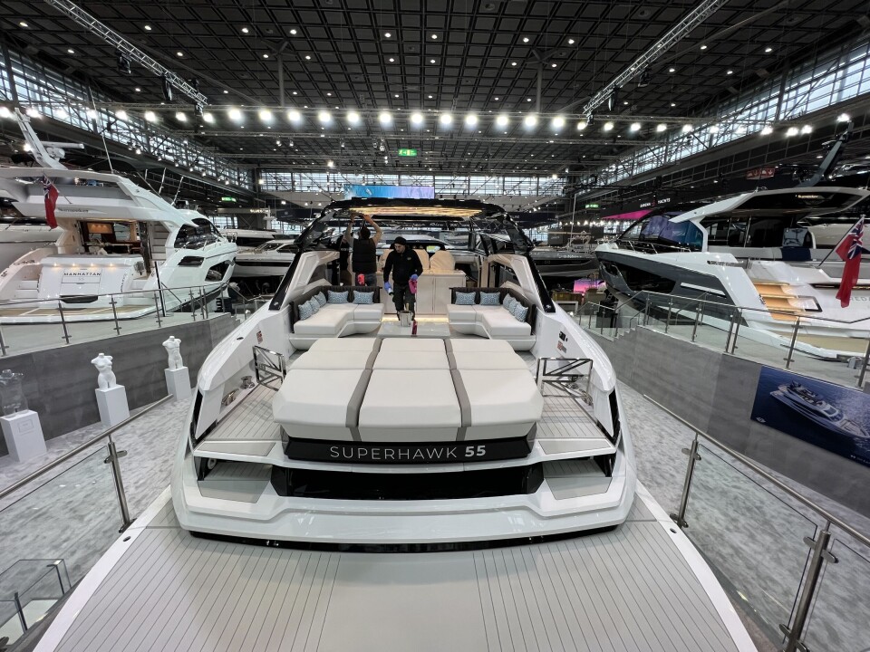 ÅPEN: Sunseeker Superhawk 55 er en usedvanlig åpen båt med stor badeplattform. Sunseeker Superhawk 55 er en usedvanlig åpen båt med stor badeplattform.