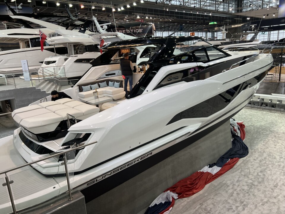 Sunseeker Superhawk 55 fås med eller uten sportstopp. Sunseeker Superhawk 55 fås med eller uten sportstopp.